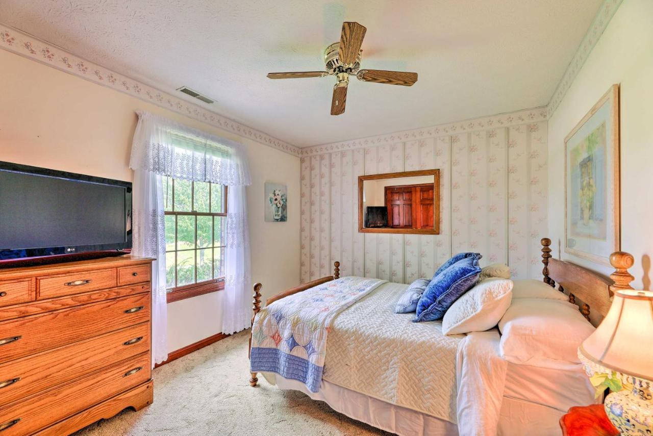 Willa Charming Williamstown Retreat With Private Yard Zewnętrze zdjęcie