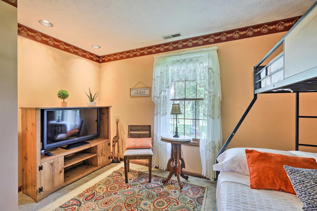 Willa Charming Williamstown Retreat With Private Yard Zewnętrze zdjęcie