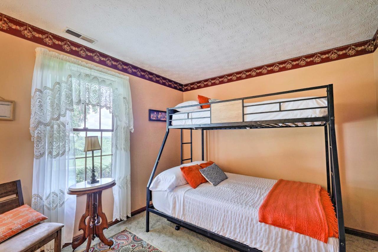 Willa Charming Williamstown Retreat With Private Yard Zewnętrze zdjęcie